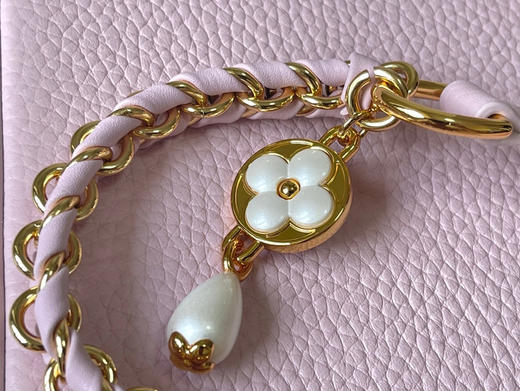 秋冬特惠💰1700 渠道级LV 新品 te级LV 动态芯片 M25611/M48865蜥蜴贝母珍珠链条 本款手袋 商品图4