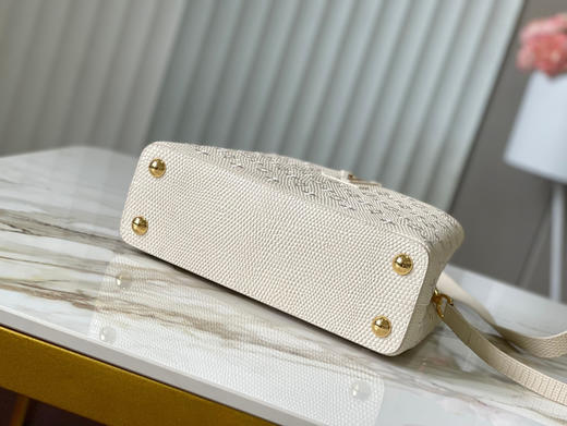 秋冬特惠💰1680 渠道级LV 新品 te级LV 动态芯片 M48865奶白蜥蜴刺绣 Capucines手袋 商品图8