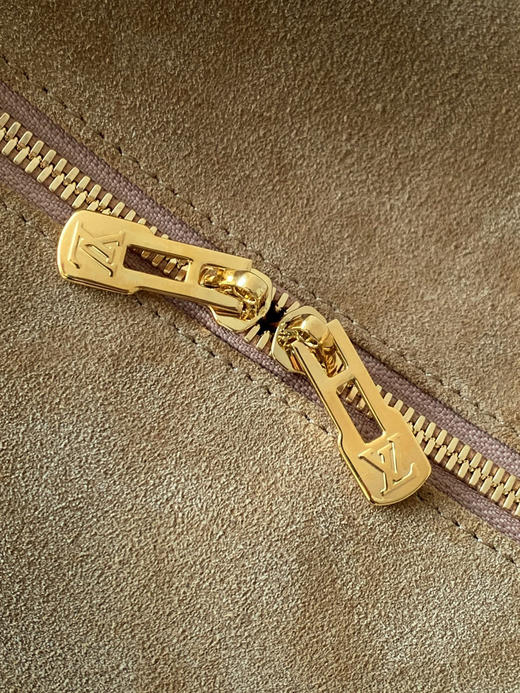 秋冬特惠💰1590 渠道级LV【全钢五金 MB163c01变码芯片】te级LV 全套包装 M26358磨砂皮卡其 本季 Express 中号手袋 商品图5