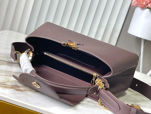 秋冬特惠💰1600 渠道级LV 新品 te级LV 动态芯片 M12927/M48865Souple棕啡 本款Capucines Souple手袋 商品图6