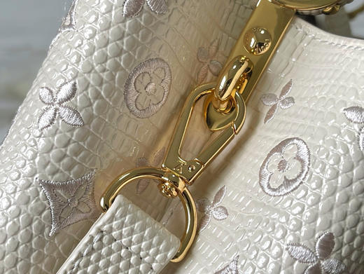 秋冬特惠💰1680 渠道级LV 新品 te级LV 动态芯片 M48865奶白蜥蜴刺绣 Capucines手袋 商品图4