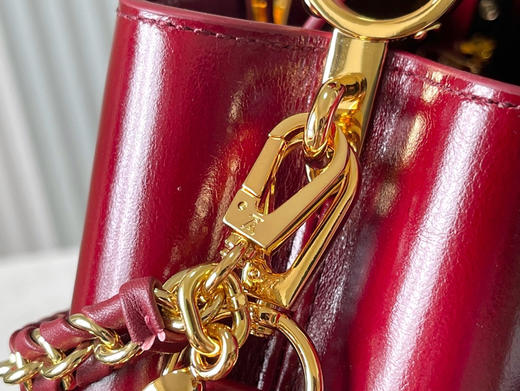 秋冬特惠💰1700 渠道级LV 新品 te级LV 动态芯片M25473/M48865酒红油蜡二合一 本款Capucines East-West 手袋 商品图6