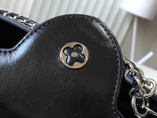 秋冬特惠💰1800 渠道级LV 新品 te级LV 动态芯片 M25492/M48865黑油蜡二合一 本款Capucines East-WestBB手袋 商品图6