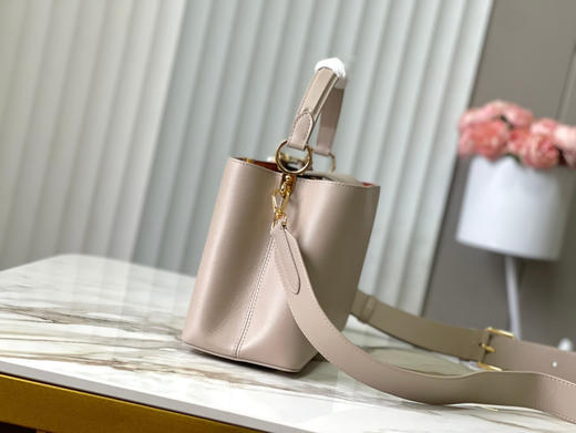 秋冬特惠💰1650 渠道级LV 新品 te级LV 动态芯片 M12929/M48865Souple浅咖花珠款 本款Capucines Souple手袋 商品图1