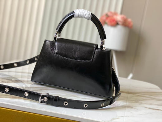 秋冬特惠💰1800 渠道级LV 新品 te级LV 动态芯片 M25492/M48865黑油蜡二合一 本款Capucines East-WestBB手袋 商品图2