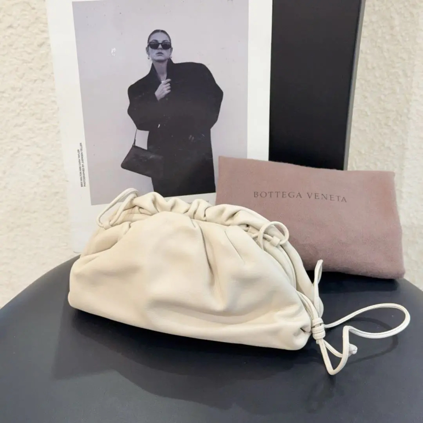 BV The Pouch mini 牛皮 石膏白 云朵包