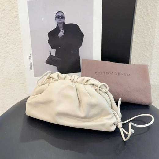 BV The Pouch mini 牛皮 石膏白 云朵包 商品图0