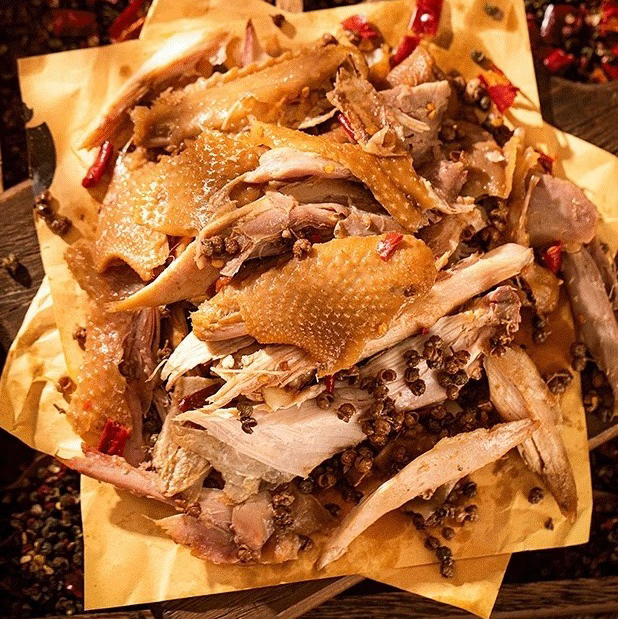 【鲁明斋 麻椒鸡】 真材实料，大口吃肉，足足一整只！肉质紧实、麻中透辣、后味回甘、健康低脂 其特殊的香气和持久的麻味，让人食指大动~