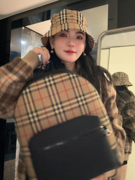 巴家徽标刺绣拉链开合格纹双肩包 商品图2