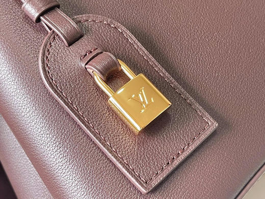 秋冬特惠💰1600 渠道级LV 新品 te级LV 动态芯片 M12927/M48865Souple棕啡 本款Capucines Souple手袋 商品图4