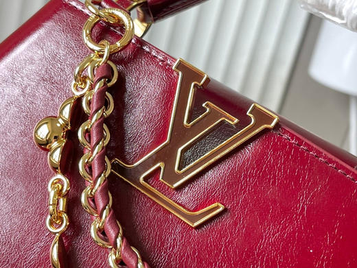 秋冬特惠💰1700 渠道级LV 新品 te级LV 动态芯片M25473/M48865酒红油蜡二合一 本款Capucines East-West 手袋 商品图3