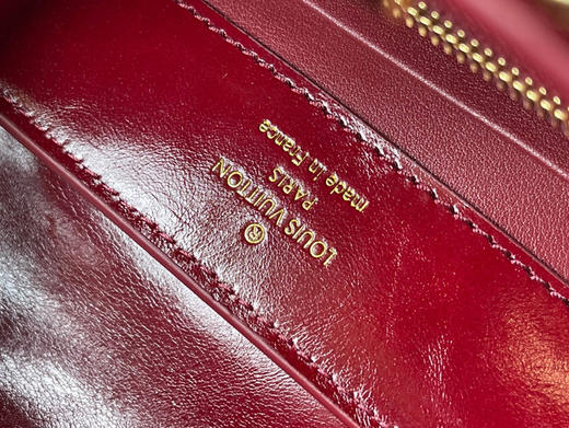 秋冬特惠💰1700 渠道级LV 新品 te级LV 动态芯片M25473/M48865酒红油蜡二合一 本款Capucines East-West 手袋 商品图7