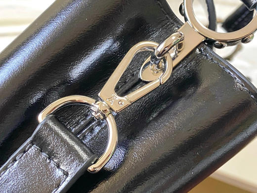 秋冬特惠💰1700 渠道级LV 新品 te级LV 动态芯片 M25492/M48865黑油蜡二合一 本款Capucines East-WestBB手袋 商品图5