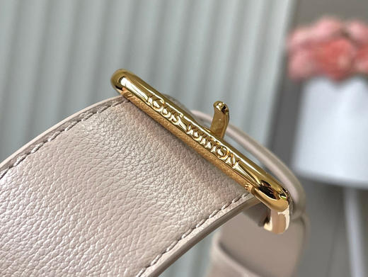 秋冬特惠💰1650 渠道级LV 新品 te级LV 动态芯片 M12929/M48865Souple浅咖花珠款 本款Capucines Souple手袋 商品图6