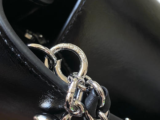 秋冬特惠💰1800 渠道级LV 新品 te级LV 动态芯片 M25492/M48865黑油蜡二合一 本款Capucines East-WestBB手袋 商品图5