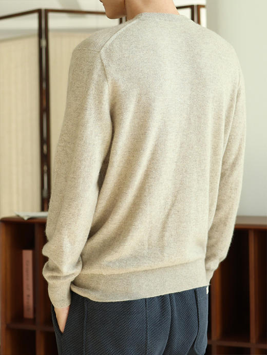 【冬季穿搭万金油  一件顶三件的羊绒衫】男士羊绒衫  100%羊绒面料  亲肤柔软又保暖  款式简约大方  上身稳重有型  给老公、老爸十足关爱~ 商品图3