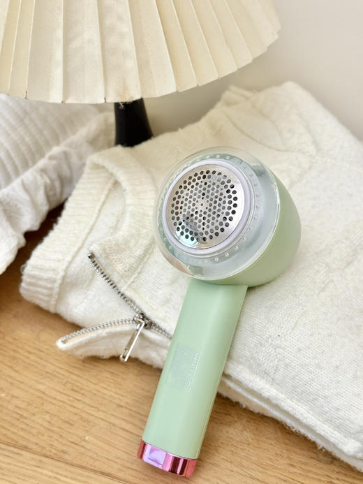 【剃球粘毛除尘 护衣三合一】摩牌 三合一毛球修剪器YZ-223 智能数显 5D蜂窝网罩 6叶精钢刀片 无痕不伤衣 三档档位 轻量小巧 适应不同衣物面料 商品图6