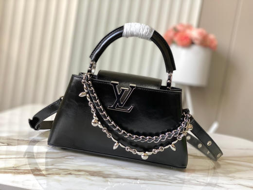 秋冬特惠💰1800 渠道级LV 新品 te级LV 动态芯片 M25492/M48865黑油蜡二合一 本款Capucines East-WestBB手袋 商品图0