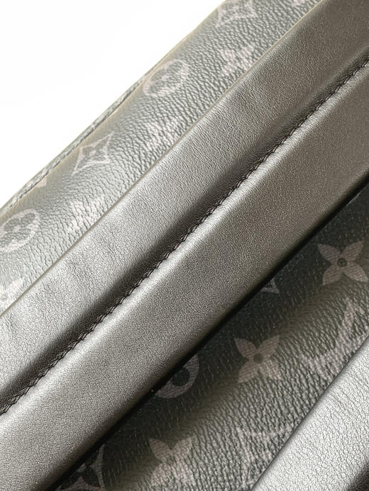 秋冬特惠💰1450 渠道级LV【全钢五金 MB163c01变码芯片】te级LV 全套包装 M22558黑花 本款 Discovery 小号双肩包 商品图6