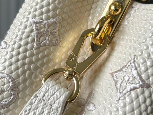 秋冬特惠💰1580 渠道级LV 新品 te级LV 动态芯片 M48865奶白蜥蜴刺绣 Capucines手袋 商品图6