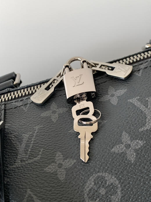 秋冬特惠💰1500 渠道级LV【全钢 MB163c01变码芯片】te级LV 全套包装 M45392黑灰花 Keepall Bandoulière 50 旅行袋 商品图4