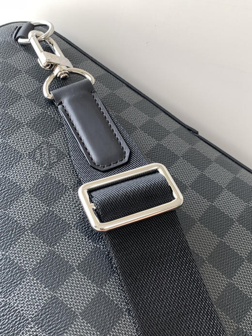 秋冬特惠💰1200 渠道级LV【全钢五金 MB163c01变码芯片】te级LV 全套包装 M45302黑格 本款 Avenue 单肩包 商品图6