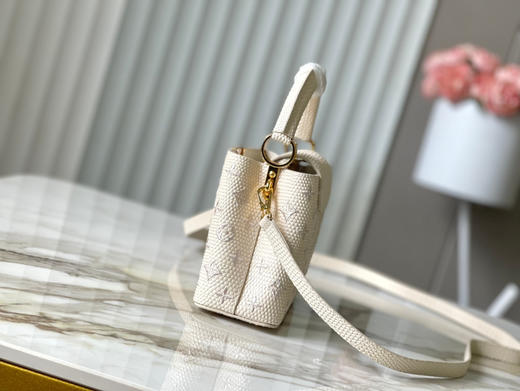 秋冬特惠💰1580 渠道级LV 新品 te级LV 动态芯片 M48865奶白蜥蜴刺绣 Capucines手袋 商品图1