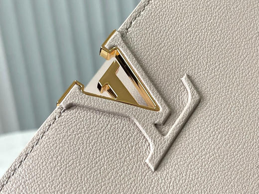 秋冬特惠💰1650 渠道级LV 新品 te级LV 动态芯片 M12929/M48865Souple浅咖花珠款 本款Capucines Souple手袋 商品图3