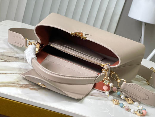 秋冬特惠💰1650 渠道级LV 新品 te级LV 动态芯片 M12929/M48865Souple浅咖花珠款 本款Capucines Souple手袋 商品图5