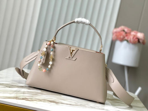 秋冬特惠💰1650 渠道级LV 新品 te级LV 动态芯片 M12929/M48865Souple浅咖花珠款 本款Capucines Souple手袋 商品图0