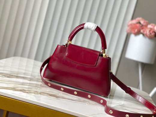 秋冬特惠💰1800 渠道级LV 新品 te级LV 动态芯片 M25473/M48865酒红油蜡二合一 本款Capucines East-West 手袋 商品图2