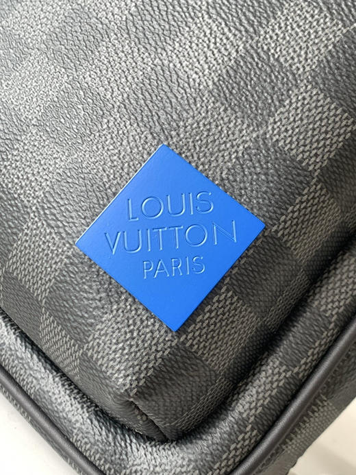 秋冬特惠💰1200 渠道级LV【全钢五金 MB163c01变码芯片】te级LV 全套包装 M45302黑格蓝标 本款 Avenue 单肩包 商品图4