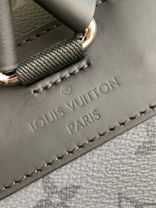 秋冬特惠💰1570 渠道级LV【全钢五金 MB163c01变码芯片】te级LV 全套包装 M45419黑拼灰花 本款Christopher中号双肩包 商品图5