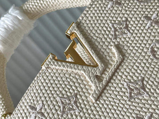 秋冬特惠💰1580 渠道级LV 新品 te级LV 动态芯片 M48865奶白蜥蜴刺绣 Capucines手袋 商品图3