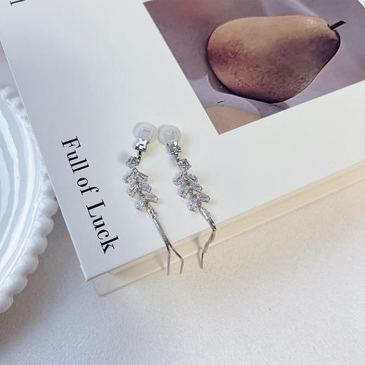 精致闪耀流透明苏锆耳夹-纪念日百货门店同款167750701 商品图5