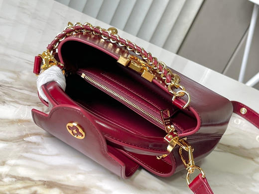 秋冬特惠💰1700 渠道级LV 新品 te级LV 动态芯片M25473/M48865酒红油蜡二合一 本款Capucines East-West 手袋 商品图4