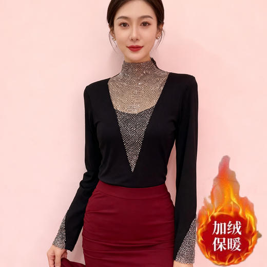 KQL480H6071 秋冬磨毛保暖别致V领镶钻长袖修身显瘦设计感轻奢上衣打底小衫 商品图0