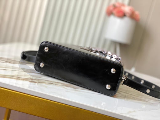 秋冬特惠💰1700 渠道级LV 新品 te级LV 动态芯片 M25492/M48865黑油蜡二合一 本款Capucines East-WestBB手袋 商品图8