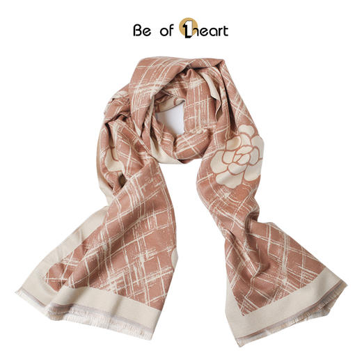 衣柜里绝对不能少的围巾 秋冬的穿搭灵感Be of ①heart|秋冬围巾大披肩系列温暖整个秋冬，全方位展示你的美 商品图4