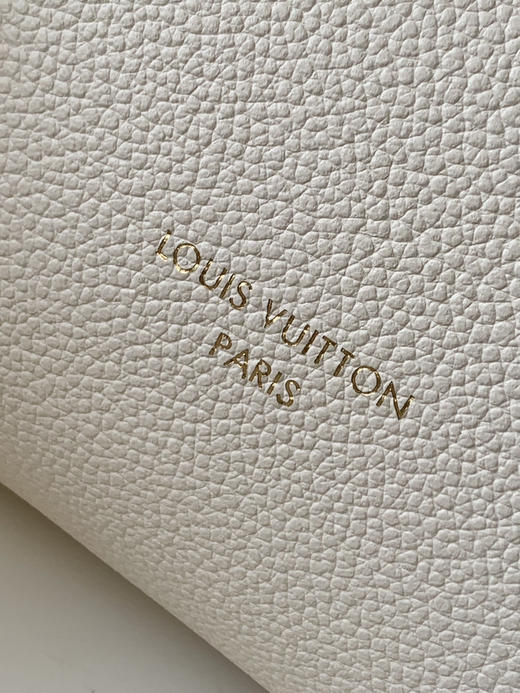 秋冬特惠💰1490 渠道级LV【全钢五金 MB163c01变码芯片】te级LV 全套包装 M26905米白拼色 本款 Express 小号手袋 商品图5