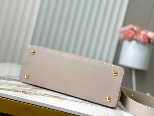 秋冬特惠💰1650 渠道级LV 新品 te级LV 动态芯片 M12929/M48865Souple浅咖花珠款 本款Capucines Souple手袋 商品图8