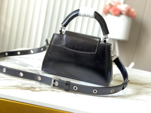 秋冬特惠💰1700 渠道级LV 新品 te级LV 动态芯片 M25492/M48865黑油蜡二合一 本款Capucines East-WestBB手袋 商品图2