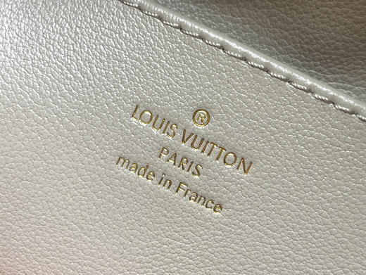 秋冬特惠💰1650 渠道级LV 新品 te级LV 动态芯片 M12929/M48865Souple浅咖花珠款 本款Capucines Souple手袋 商品图7