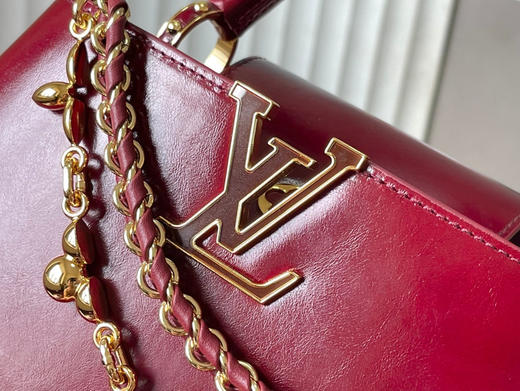 秋冬特惠💰1800 渠道级LV 新品 te级LV 动态芯片 M25473/M48865酒红油蜡二合一 本款Capucines East-West 手袋 商品图3