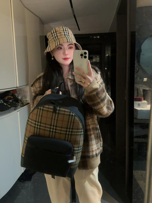 巴家徽标刺绣拉链开合格纹双肩包 商品图1