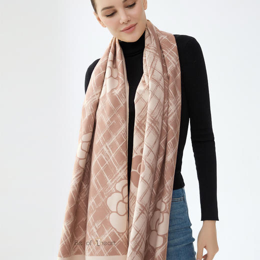 衣柜里绝对不能少的围巾 秋冬的穿搭灵感Be of ①heart|秋冬围巾大披肩系列温暖整个秋冬，全方位展示你的美 商品图0