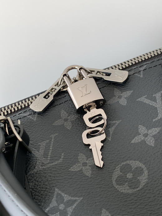 秋冬特惠💰中号45cm💰1430 大号50cm💰1530 特大号55cm💰1630 渠道级LV【精钢五金 MB163c01变码芯片】M40569 M40568 M40605黑花旅行手提包 商品图4