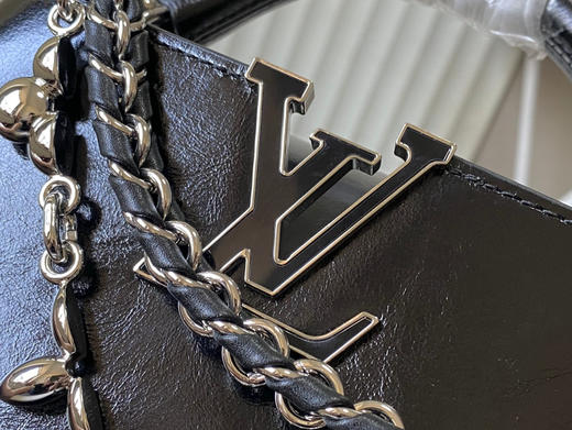 秋冬特惠💰1700 渠道级LV 新品 te级LV 动态芯片 M25492/M48865黑油蜡二合一 本款Capucines East-WestBB手袋 商品图3
