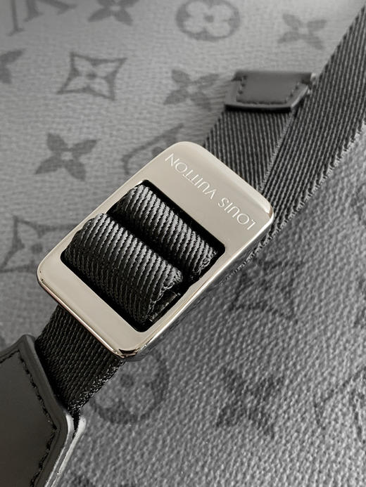 秋冬特惠💰1470 渠道级LV【全钢五金 MB163c01变码芯片】te级LV 全套包装 M46331黑拼灰花 本款Christopher 小号双肩包 商品图6