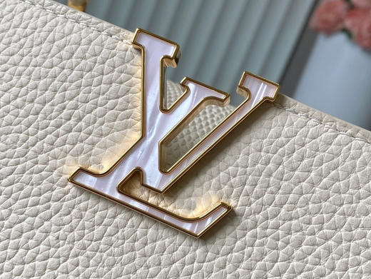 秋冬特惠💰1700 渠道级LV 新品 te级LV 动态芯片 M25611/M48865奶白蜥蜴贝母链条 本款手袋 商品图3